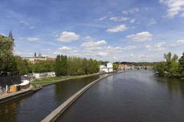 Bahar Prague City ile Gotik Kalesi ve yeşil doğa ve çiçekli ağaçlar, Çek Cumhuriyeti