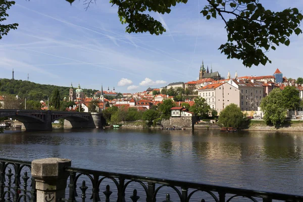 Spring Praag City Met Gotische Burcht Groene Natuur Bloeiende Bomen — Stockfoto