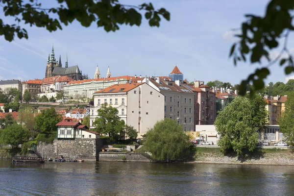 Frühling Prag Stadt Mit Gotischer Burg Und Der Grünen Natur — Stockfoto
