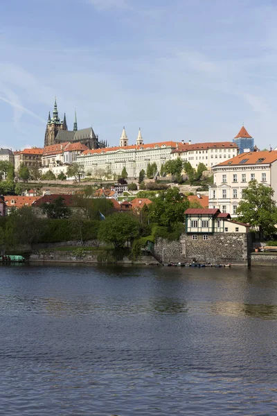 Spring Prague City Com Castelo Gótico Verde Natureza Floração Árvores — Fotografia de Stock