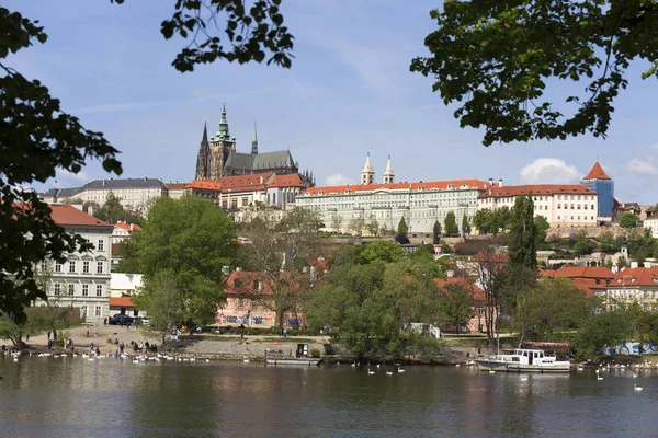 Frühling Prag Stadt Mit Gotischer Burg Und Der Grünen Natur — Stockfoto