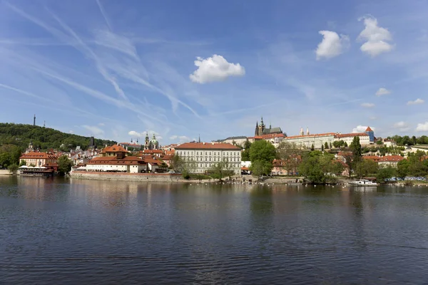Primavera Praga Città Con Castello Gotico Verde Natura Alberi Fioriti — Foto Stock