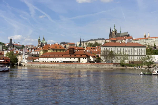 Primavera Praga Città Con Castello Gotico Verde Natura Alberi Fioriti — Foto Stock