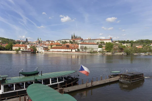 Primavera Praga Città Con Castello Gotico Verde Natura Alberi Fioriti — Foto Stock