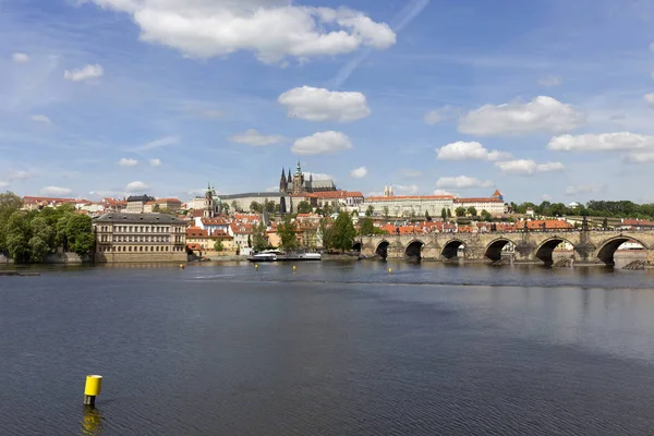 Primavera Praga Ciudad Con Castillo Gótico Naturaleza Verde Los Árboles —  Fotos de Stock