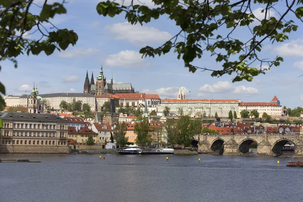 Primavera Praga Ciudad Con Castillo Gótico Naturaleza Verde Los Árboles —  Fotos de Stock