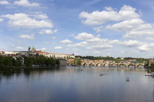 Bahar Prague City Ile Gotik Kalesi Yeşil Doğa Çiçekli Ağaçlar — Stok fotoğraf