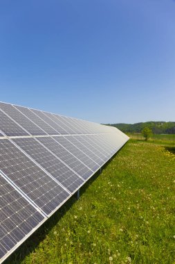 Tozlu polen Solar Power Station çayır çiçekli karahindiba ile bahar üzerinde 