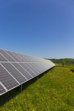 Tozlu polen Solar Power Station çayır çiçekli karahindiba ile bahar üzerinde 