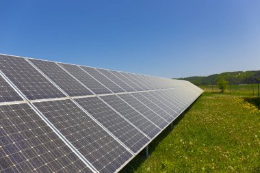 Tozlu polen Solar Power Station çayır çiçekli karahindiba ile bahar üzerinde 