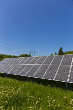 Tozlu polen Solar Power Station çayır çiçekli karahindiba ile bahar üzerinde 