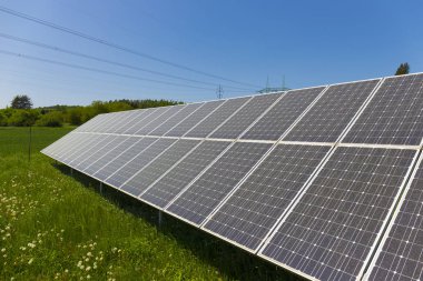 Tozlu polen Solar Power Station çayır çiçekli karahindiba ile bahar üzerinde 