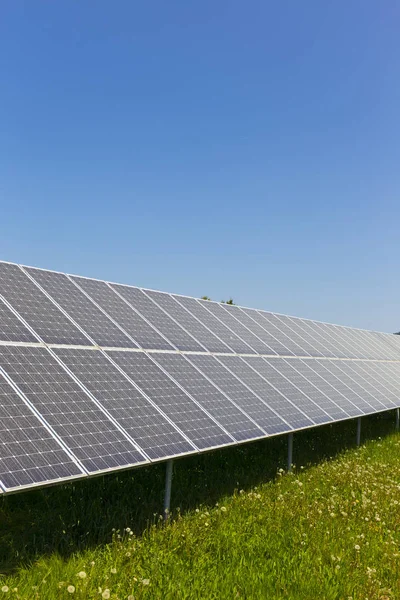 Tozlu polen Solar Power Station çayır çiçekli karahindiba ile bahar üzerinde 