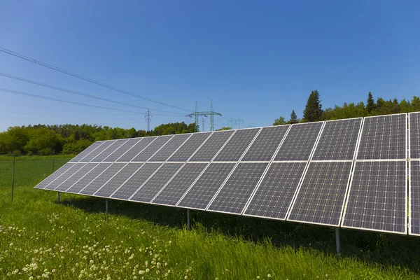 Tozlu Polen Solar Power Station Çayır Çiçekli Karahindiba Ile Bahar — Stok fotoğraf