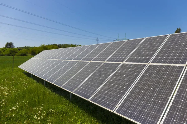 Tozlu Polen Solar Power Station Çayır Çiçekli Karahindiba Ile Bahar — Stok fotoğraf