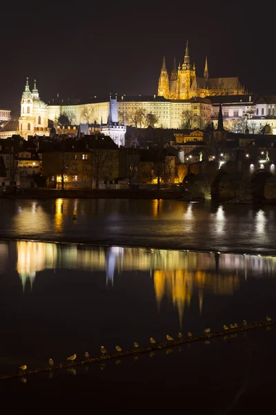 Ночная Зима Прага Малый Город Готическим Замком Карловым Мостом Над — стоковое фото