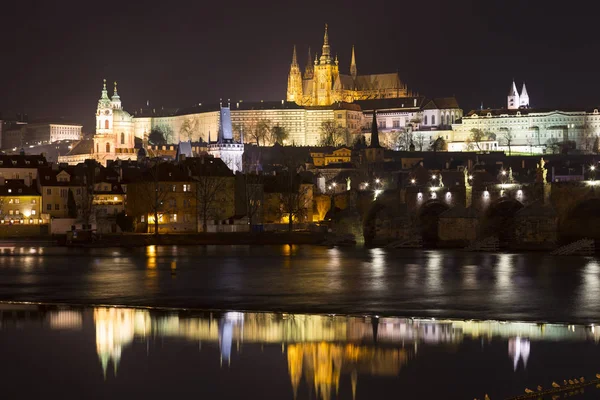 Ночная Зима Прага Малый Город Готическим Замком Карловым Мостом Над — стоковое фото