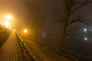 Vltava Nehri 'yle ilgili Holesovice gecesi yoğun sis vardı. Holesovice Çek Cumhuriyeti 'nin en havalı Prag Bölgesi..
