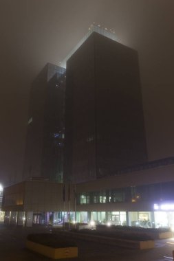 Vltava Nehri 'yle ilgili Holesovice gecesi yoğun sis vardı. Holesovice Çek Cumhuriyeti 'nin en havalı Prag Bölgesi..