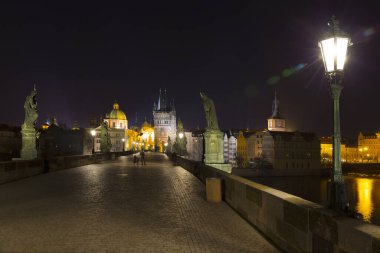 Briç Kulesi ve Charles Köprüsü 'nden Assisi Katedrali' nin Aziz Francis 'i ile Çekoslovakya' nın Coronavirus zamanındaki İnsansız Barok Heykelleriyle dolu Gece Renkli Prag Eski Kasabası