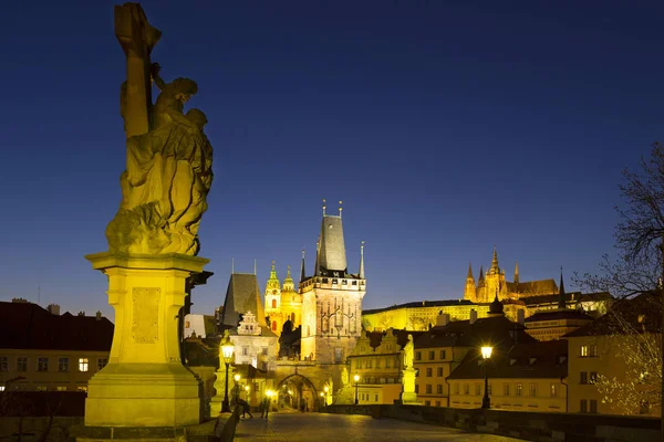 Noite Colorido Castelo Gótico Praga Com Catedral São Nicolau Torre — Fotografia de Stock