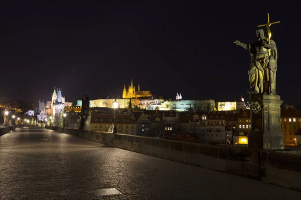 Nocny Kolorowy Praski Gotycki Zamek Katedrą Mikołaja Wieżą Mostową Mostu — Zdjęcie stockowe