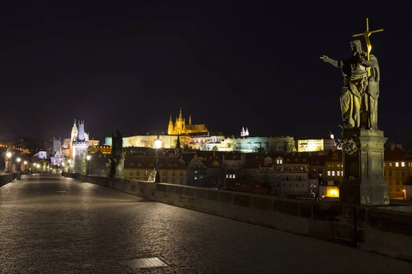 Noche Colorido Castillo Gótico Praga Con Catedral San Nicolás Torre — Foto de Stock