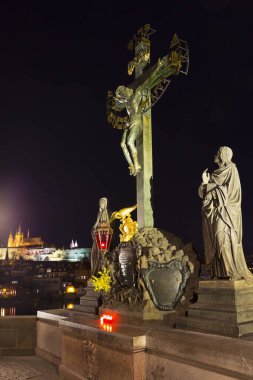 Prag Charles Köprüsü 'ndeki İsa' nın Barok heykeli ve Çek Cumhuriyeti 'nin Coronavirus zamanında İnsansız Kale
