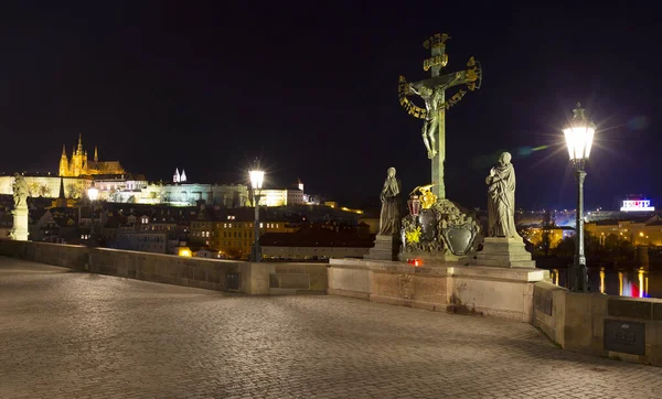 Статуя Иисуса Христа Стиле Барокко Пражском Карловом Мосту Готическим Замком — стоковое фото