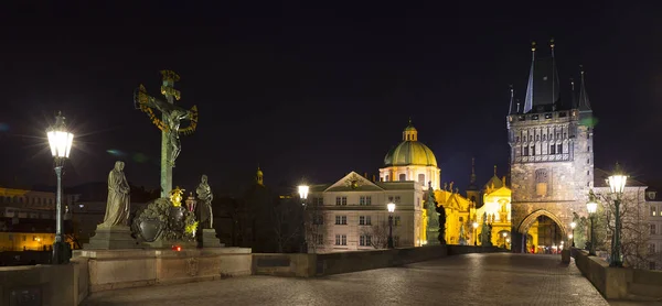 在捷克共和国科罗纳维鲁斯市 夜晚五彩斑斓的布拉格古城 查尔斯桥的圣弗朗西大教堂 其别致的雕像 没有人 — 图库照片