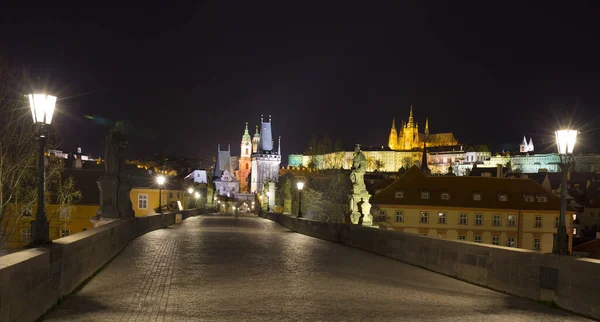 Noche Colorido Castillo Gótico Praga Con Catedral San Nicolás Torre — Foto de Stock