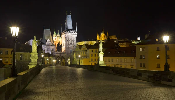 Nattliga Färgglada Prags Gotiska Slott Med Nicholas Katedral Och Bridge — Stockfoto