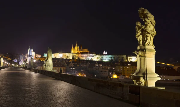 Ночной Красочный Пражский Готический Замок Свято Николаевским Собором Мостовой Башней — стоковое фото
