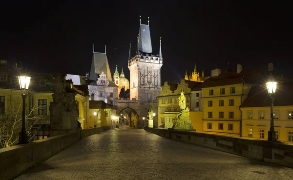 Bunte Prager Gotische Burg Mit Nikolaikathedrale Und Brückenturm Von Der — Stockfoto