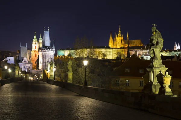 Noche Colorido Castillo Gótico Praga Con Catedral San Nicolás Torre — Foto de Stock