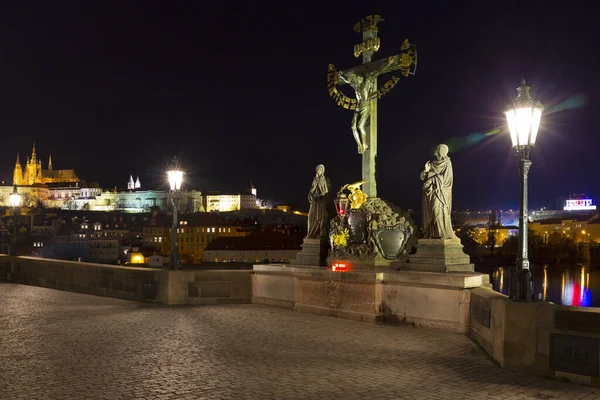 Estatua Barroca Jesucristo Puente Carlos Praga Con Castillo Gótico Noche — Foto de Stock