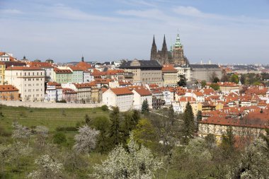 Prag İlkbaharında Gotik Kalesi, Yeşil Doğa ve Çiçekli Ağaçlar Çek Cumhuriyeti, Petrin Tepesi 'nden
