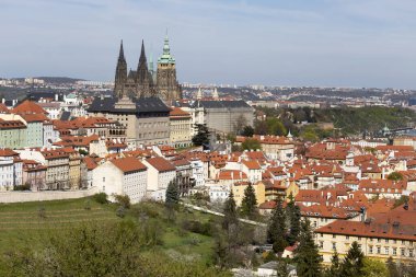 Prag İlkbaharında Gotik Kalesi, Yeşil Doğa ve Çiçekli Ağaçlar Çek Cumhuriyeti, Petrin Tepesi 'nden