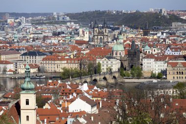 Çek Cumhuriyeti 'nin Petrin Tepesi' nden yeşil doğa ve çiçek açan ağaçlarla İlkbahar Prag Şehri