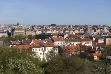 Çek Cumhuriyeti 'nin Petrin Tepesi' nden yeşil doğa ve çiçek açan ağaçlarla İlkbahar Prag Şehri