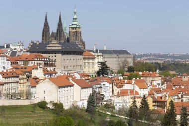 Prag İlkbaharında Gotik Kalesi, Yeşil Doğa ve Çiçekli Ağaçlar Çek Cumhuriyeti, Petrin Tepesi 'nden