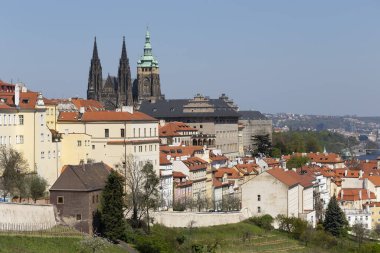 Prag İlkbaharında Gotik Kalesi, Yeşil Doğa ve Çiçekli Ağaçlar Çek Cumhuriyeti, Petrin Tepesi 'nden