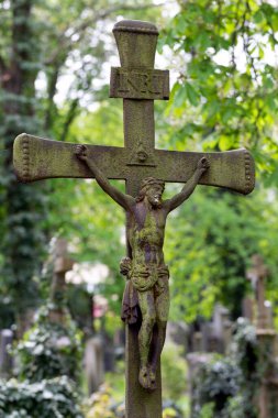 Çek Cumhuriyeti 'ndeki eski Prag Mezarlığı' nın Bahar Gizemi Üzerine Tarihi Heykel