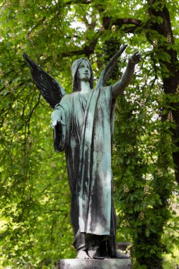 Çek Cumhuriyeti 'ndeki eski Prag Mezarlığı' nın Bahar Gizemi Üzerine Tarihi Heykel