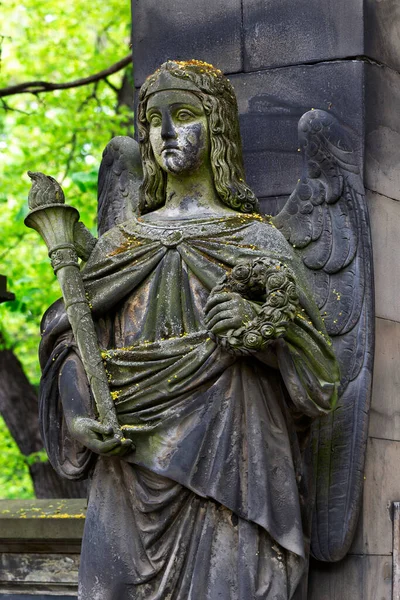 Статуя Весеннем Загадочном Старом Кладбище Чехия — стоковое фото