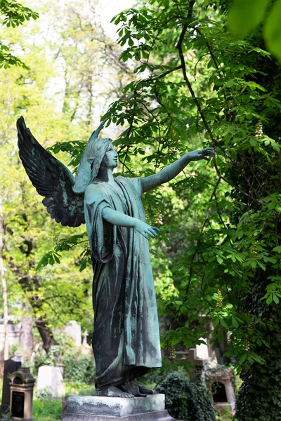 Estátua Histórica Mistério Primavera Velho Cemitério Praga República Checa — Fotografia de Stock