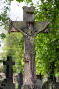 Çek Cumhuriyeti 'ndeki eski Prag Mezarlığı' nın Bahar Gizemi Üzerine Tarihi Heykel
