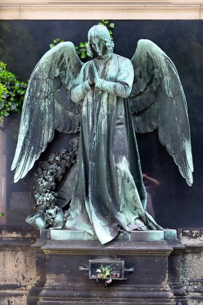 歴史的彫像 春の謎 旧プラハ墓地 — ストック写真