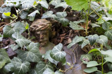 Tarihi heykel üzerinde gizemli eski Prag Mezarlığı, Çek Cumhuriyeti