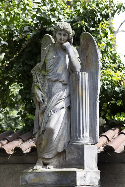 歴史的な像の謎古い墓地プラハ チェコ共和国 — ストック写真